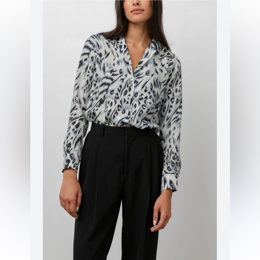 Alfred Dunner White Snow Leopard Print Long Sleeve Blouse. Size 12 (76)